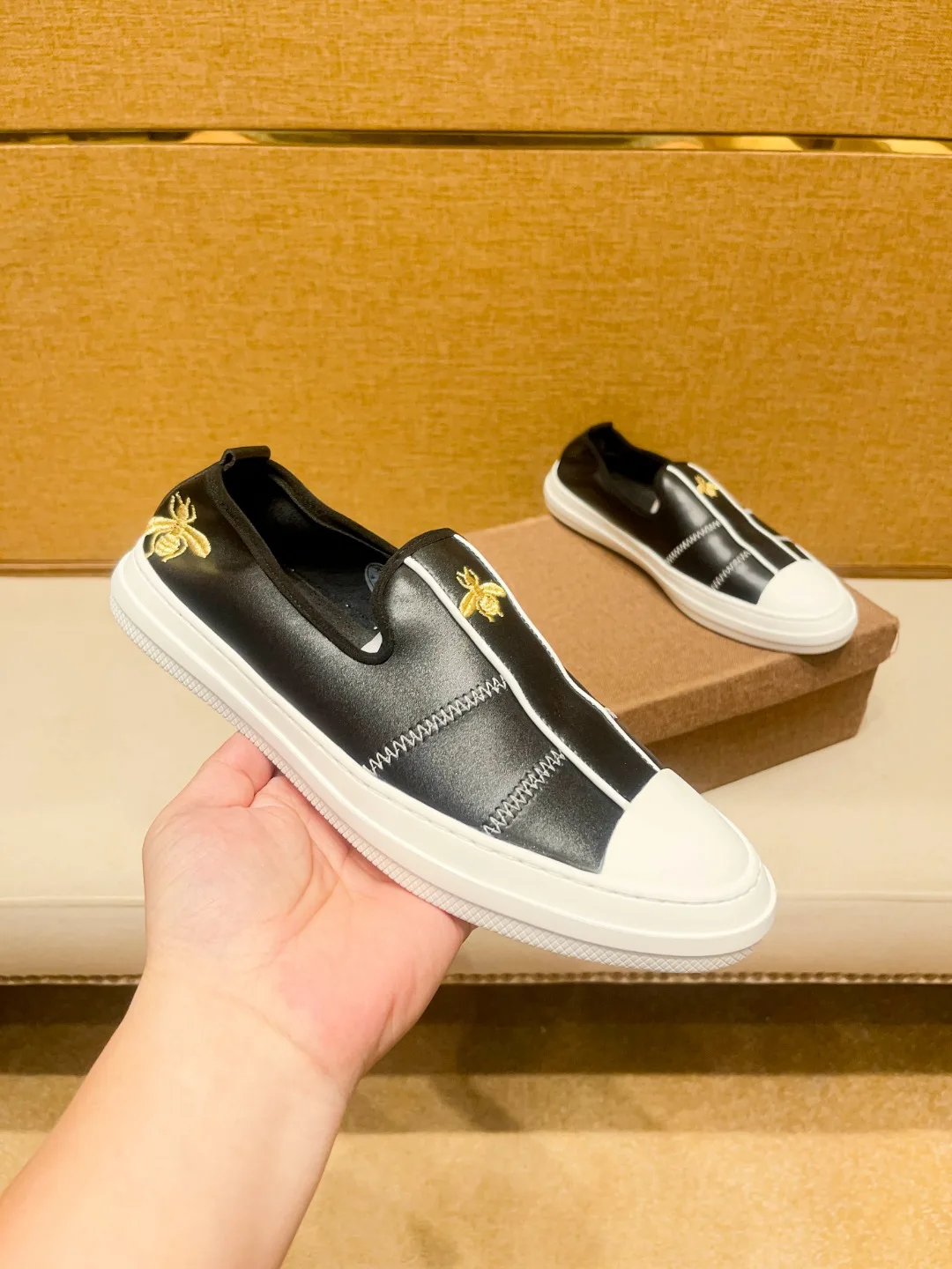 Men's genuine leather sports and leisure shoes are comfortable and breathable  Rubber soled sports shoes