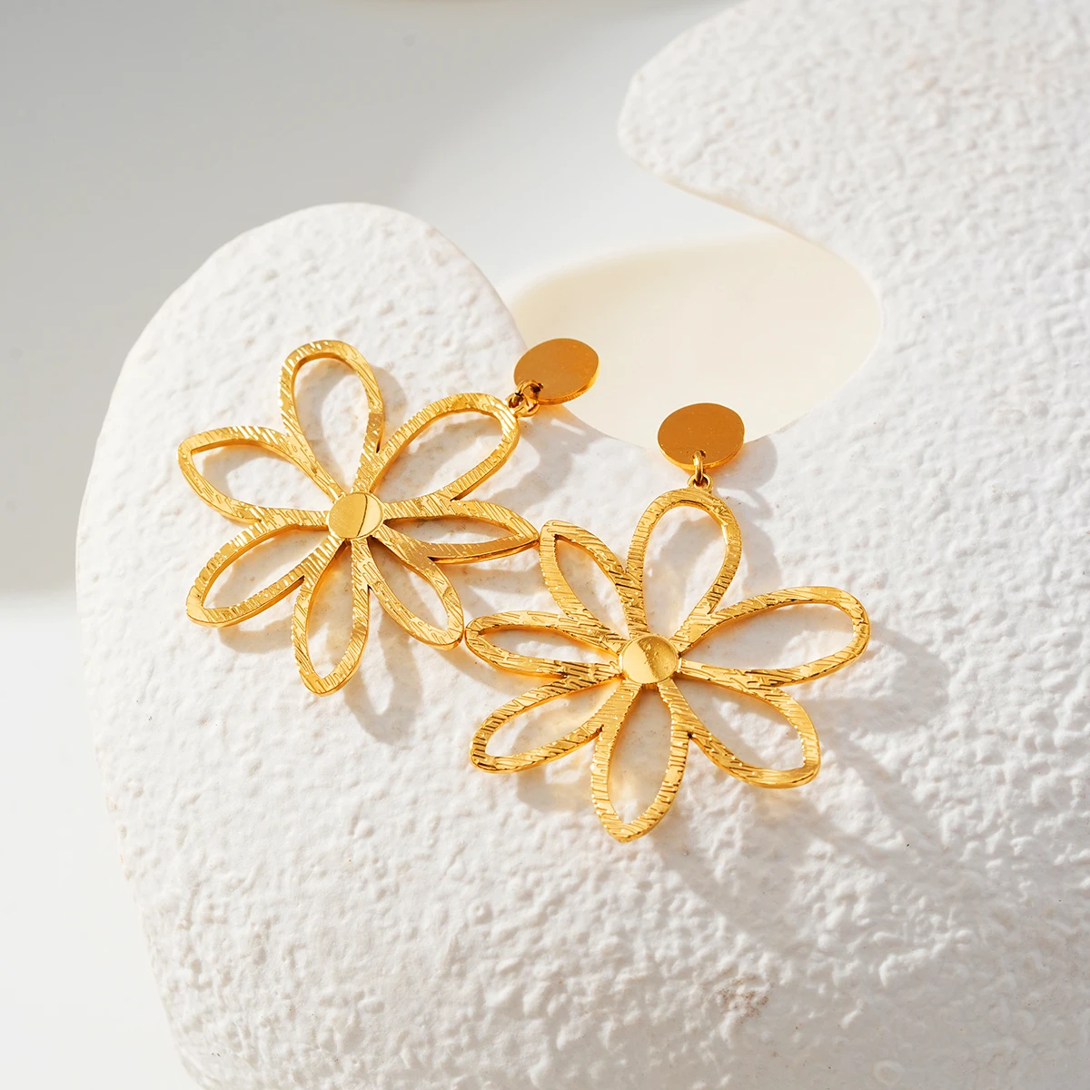 14k Gold Plated PVD Stainless Steel Hollow Flower Pattern Pendant Earrings Set for Fashionable Commute Wardrobe Essential