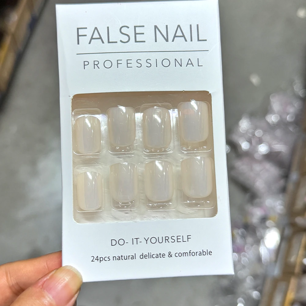 24 قطعة X-Short مربع ضوء القمر الأبيض الأظافر وهمية بسيطة أورورا الأبيض بيرليسسينت لامعة الصحافة على مسمار الاكريليك يمكن ارتداؤها أظافر صناعية