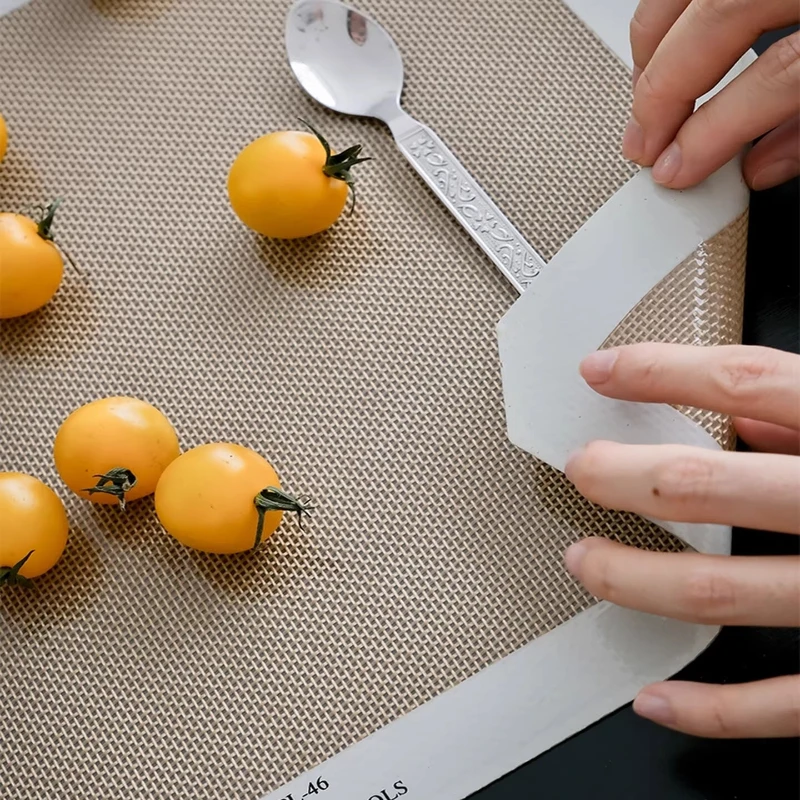 A pair of Danish placemats! Transparent leather series waterproof, oil-proof and linen dining table
