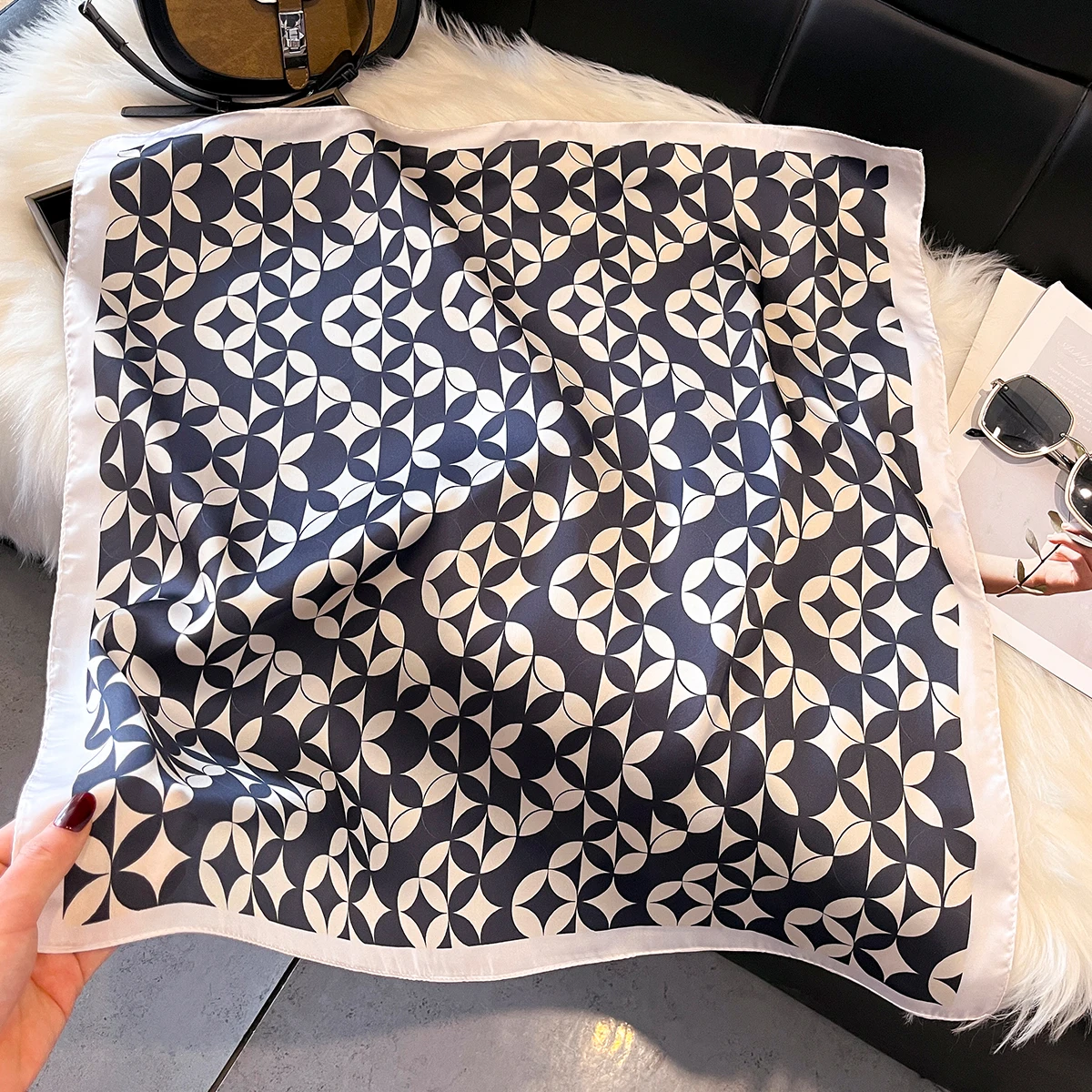 Modischer schwarzer Schal für Damen, Seidenschals, quadratisches Bandana, Hijab, Designer-Halstuch, Schal, Kopftuch, Haarband, Foulard für Damen