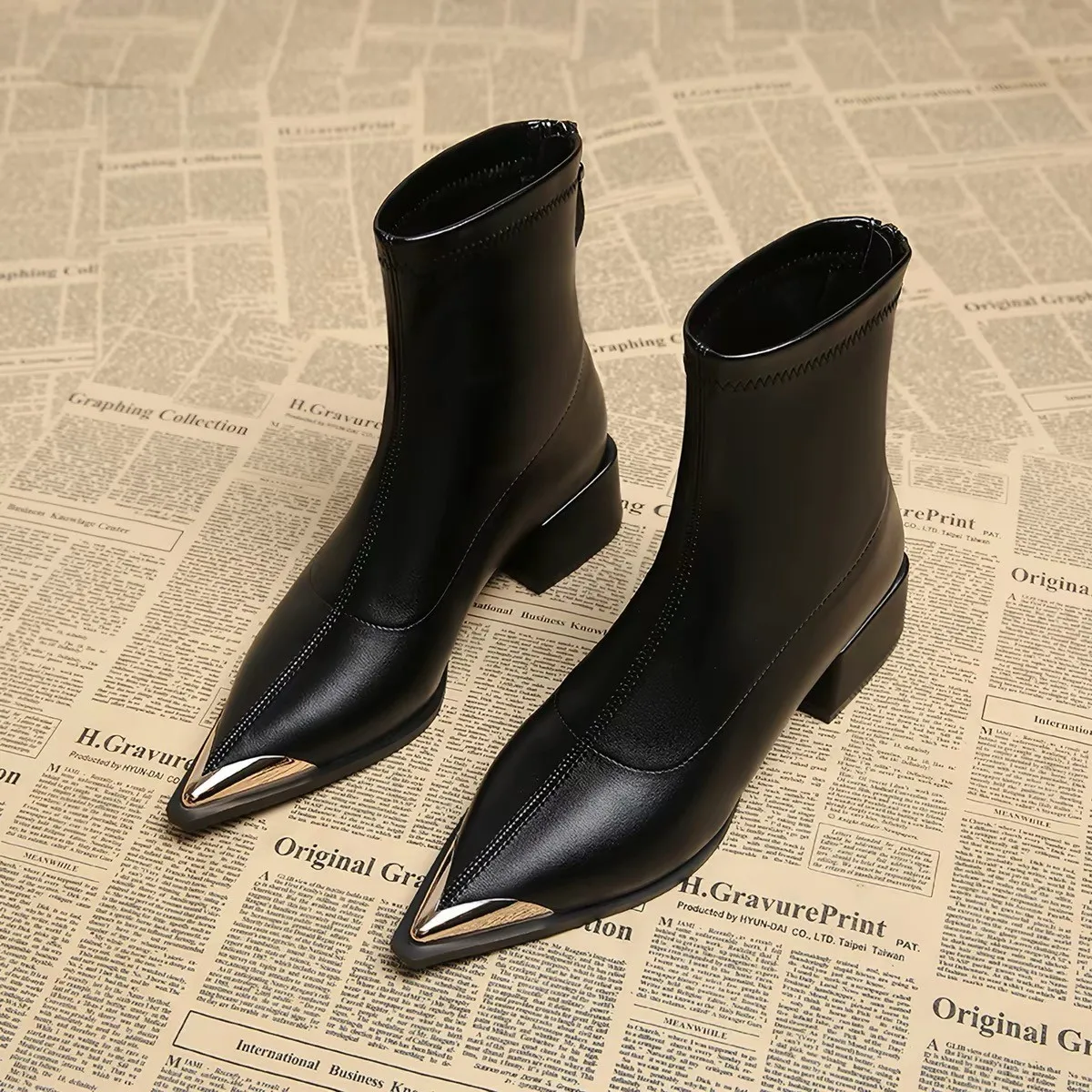 Weiche Leder-Stiefeletten mit Niedrigem Absatz, Hochwertige Spitze Kurze Stiefel, 2026 Herbst/Winter Neue Stilvolle Französische Schlanke Stiefel mit Blockabsatz
