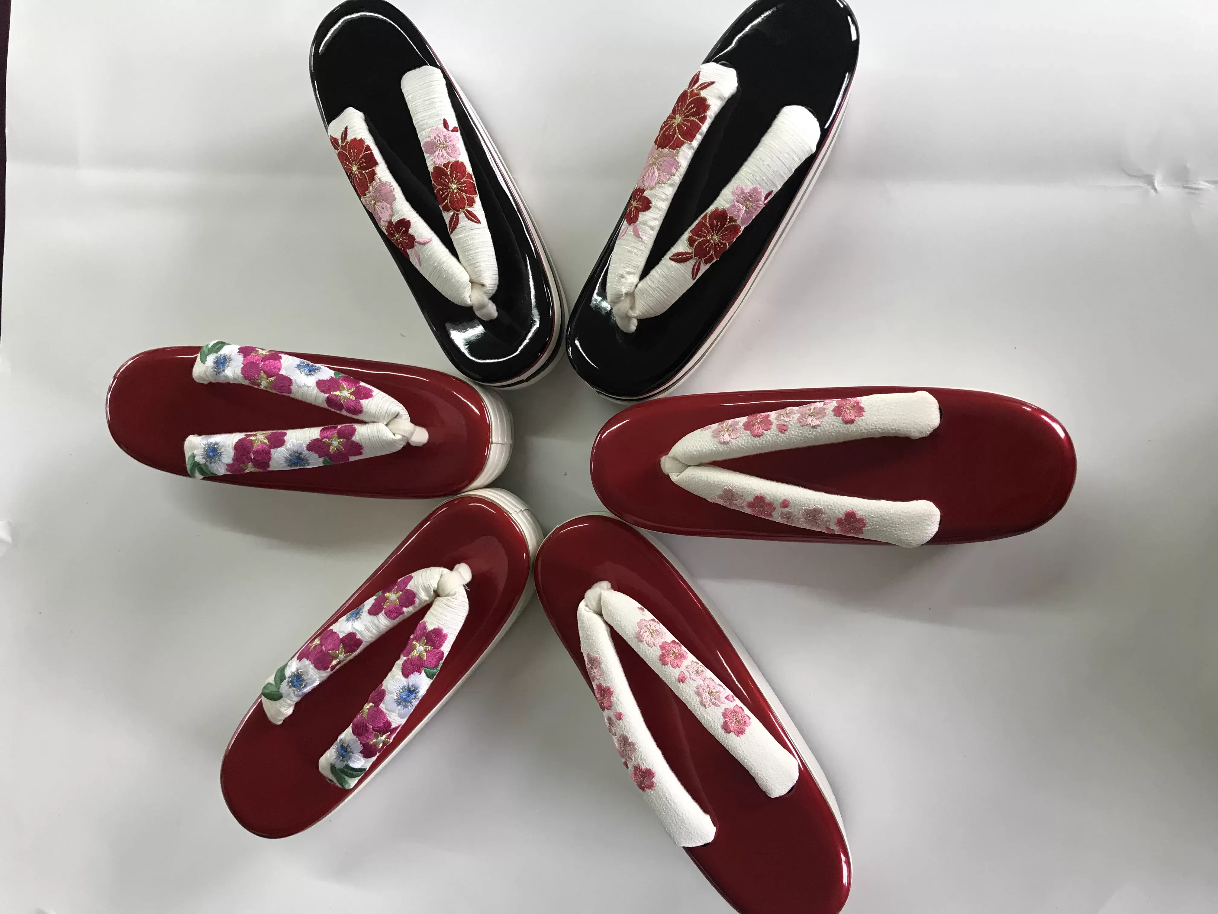 Women's Geta Sandals – Three-Tier Straw Wooden Clogs with Embroidered Cherry Blossom Thong Straps, Perfect for Kimono Yukata