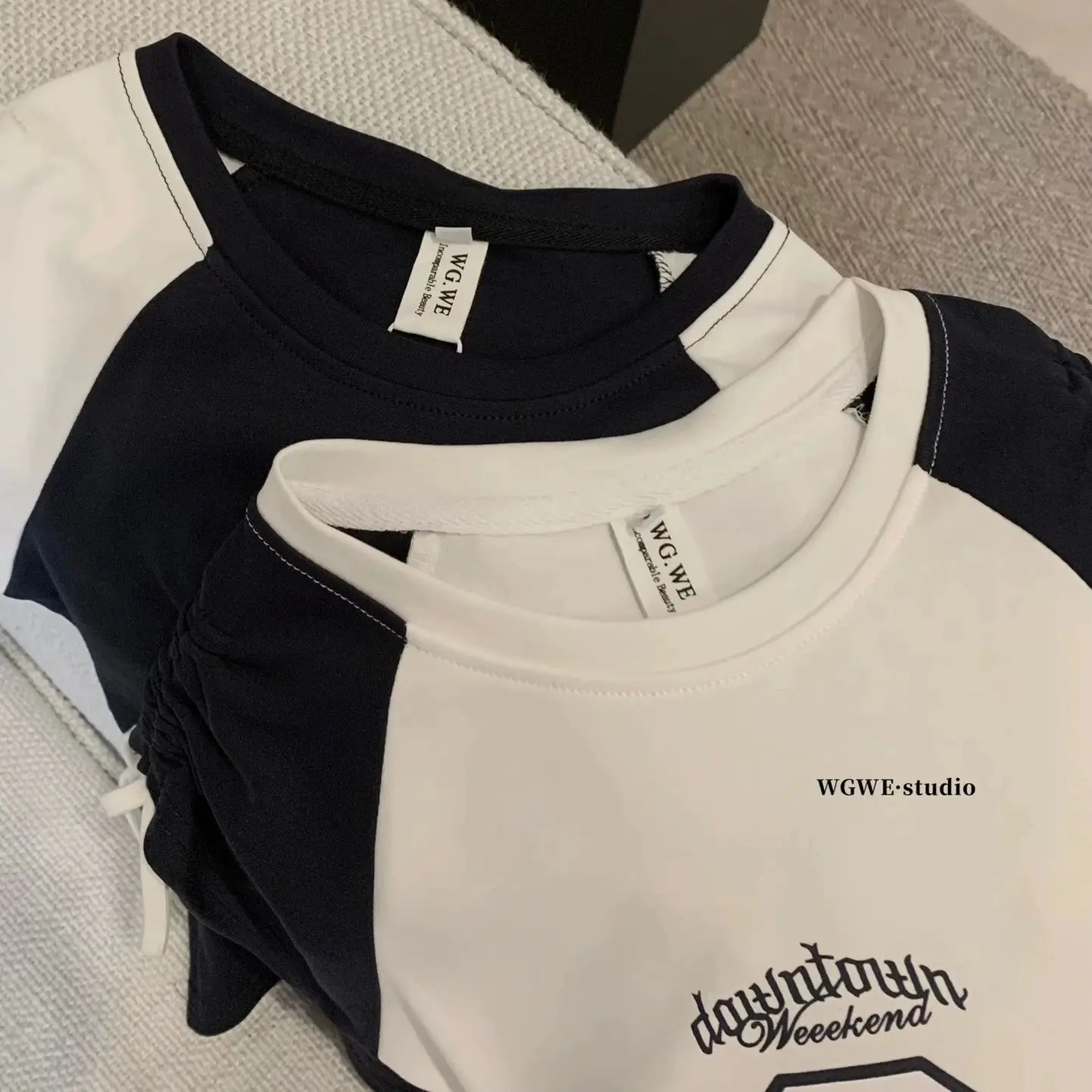 2025 صيف جديد فتاة حار مزاجه تنوعا فضفاضة عادية مائلة الكتف واحد الكتف تي شيرت مخطط المرأة