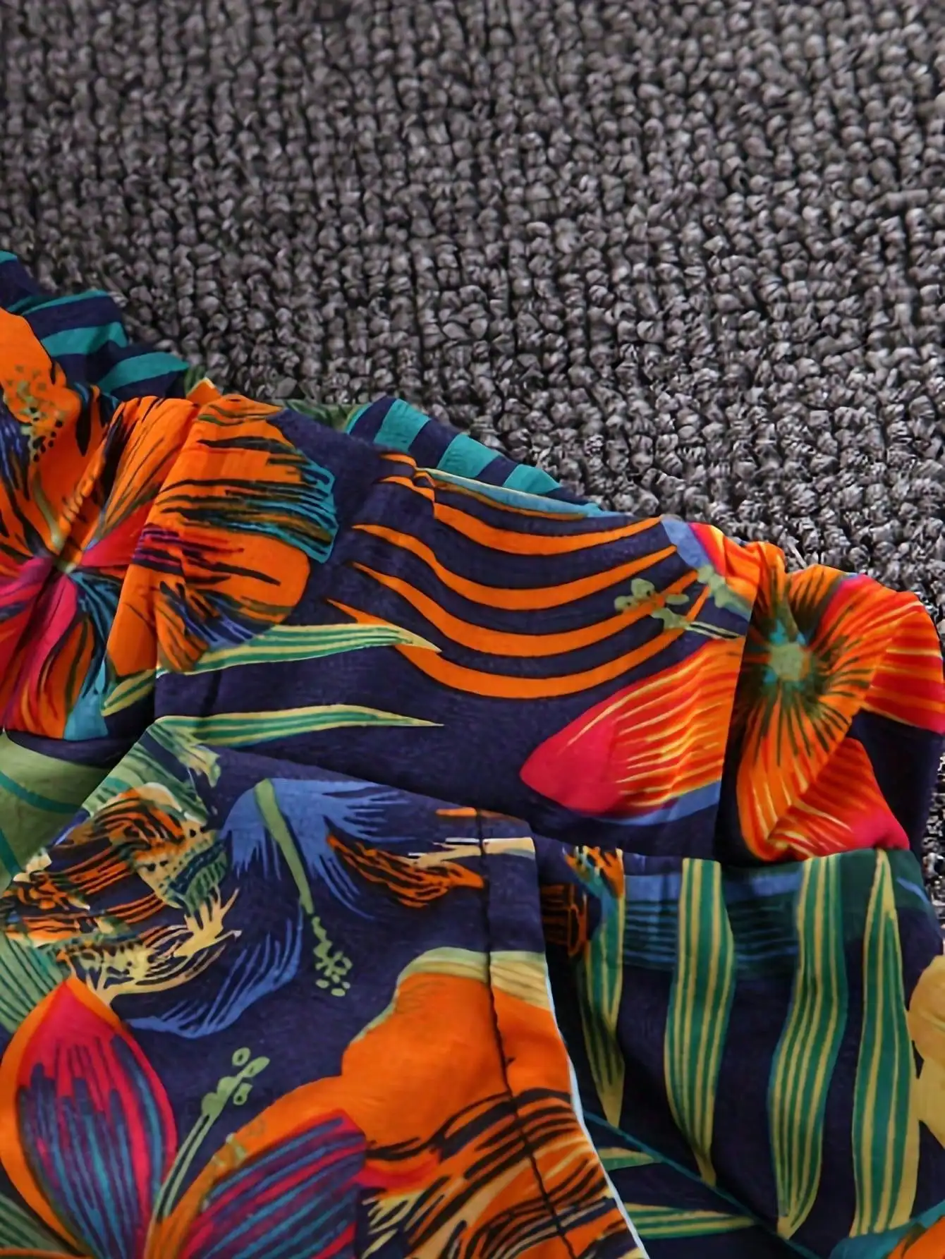Sommerliches Kinder-Set mit tropischem Blatt- und Blumenmuster, bestehend aus einem kurzärmeligen Hemd mit Stehkragen und passender Shorts. – Detail 4