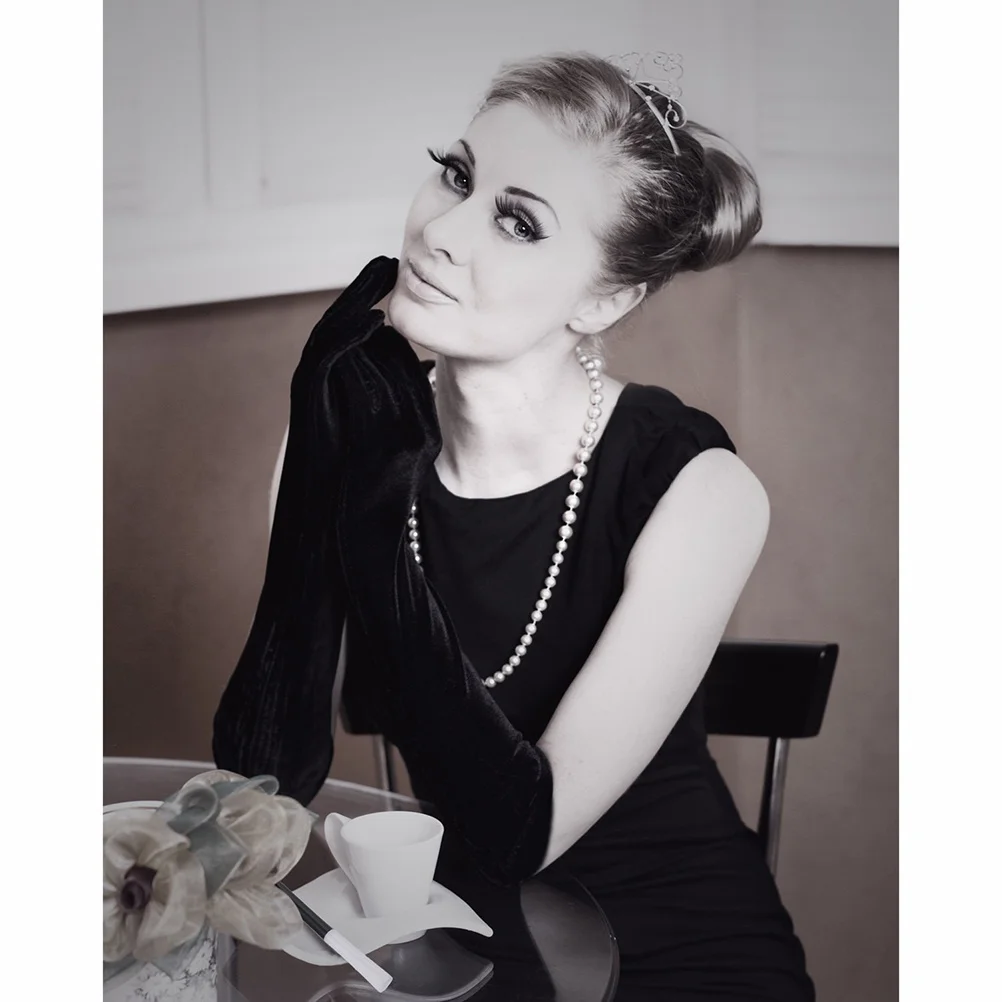 مجموعة إكسسوارات الزعنفة ذات الطراز القديم تتضمن قلادة مطرزة باللؤلؤ وقفازات سوداء قابلة للتمدد وحامل سيجائر للحفلات ذات طابع 1920S