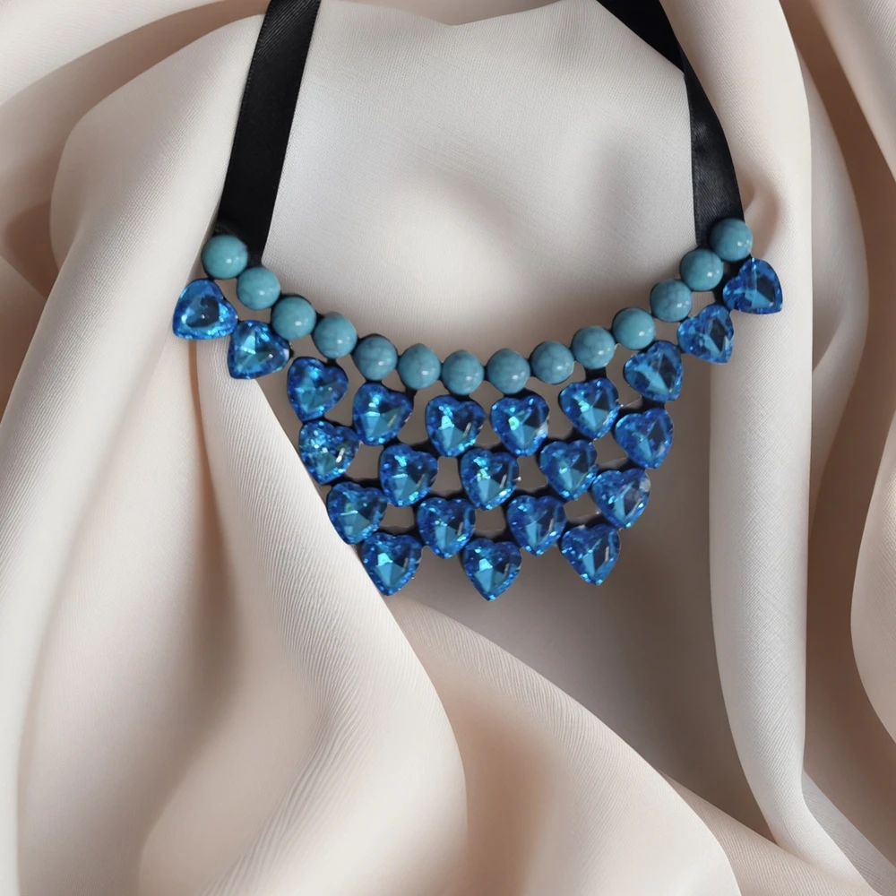 ترتدي النساء على شكل زهرة قلادات على أساس يومي، بالإضافة إلى هدايا مجوهرات صناعية شفافة وملونة #2