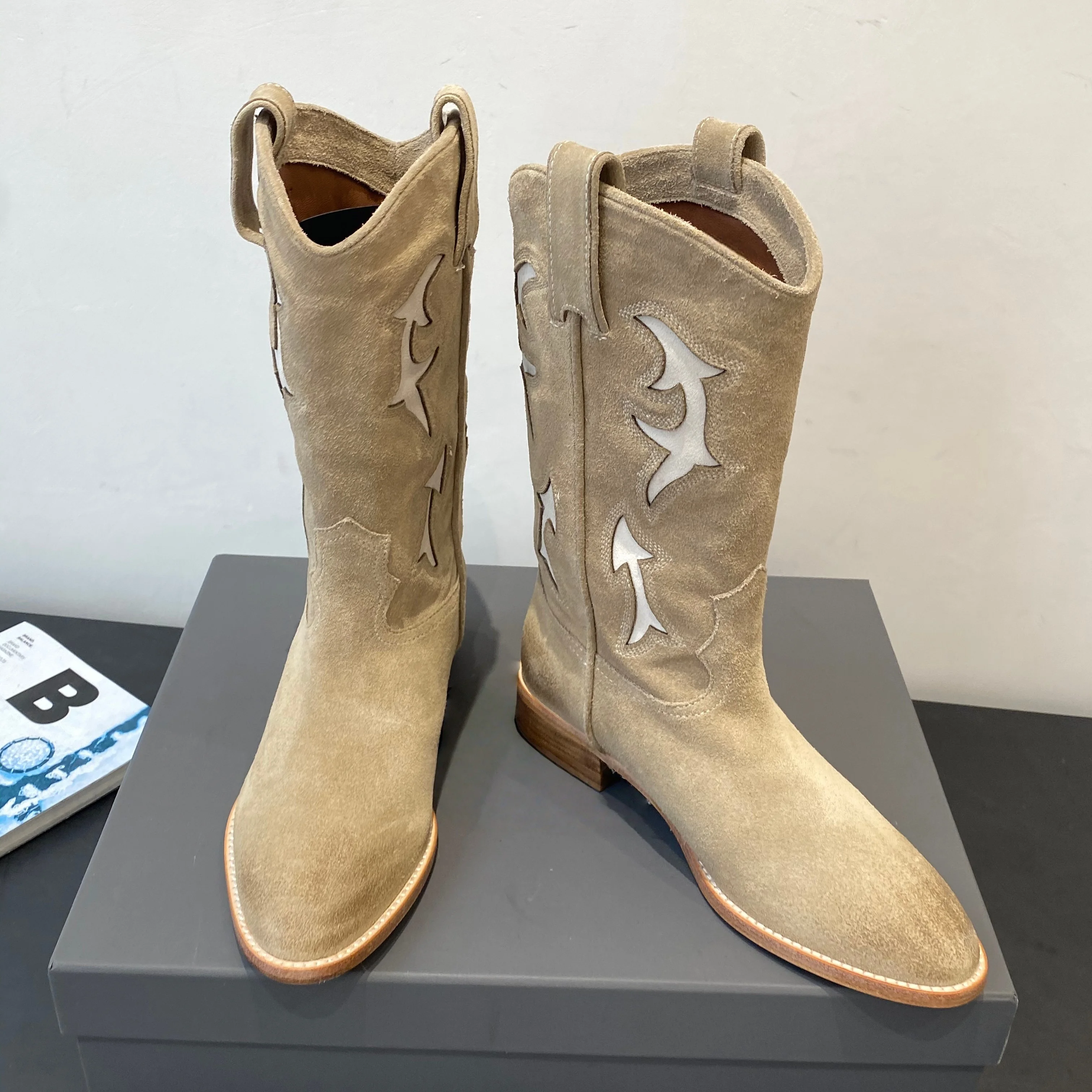 

Лидер продаж, женские сапоги до середины икры, женские ботильоны с острым носком, ботильоны из замши, коровьей кожи, винтажный дизайн, размер 35-40