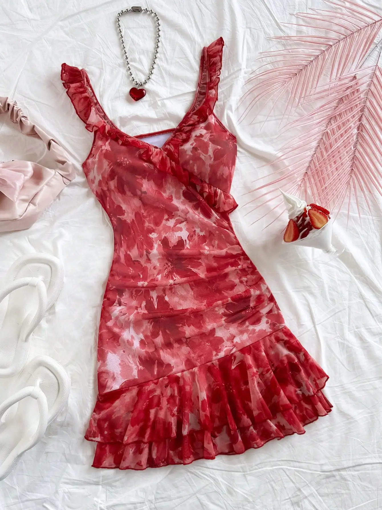 

Красное платье без рукавов с цветочным принтом, оборками по низу, V-образным вырезом и многоярусной юбкой