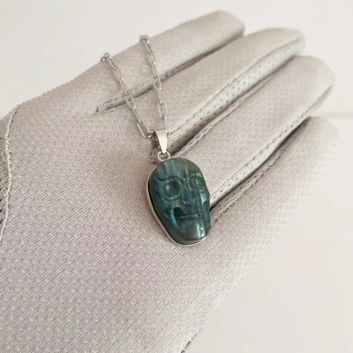 

MITTO FASHION JEWELRIES AND HIGH-END ACCESSORIES STAINLESS STEEL CHAIN WITH LABRADORITE SKULL PENDANT NECKLACE