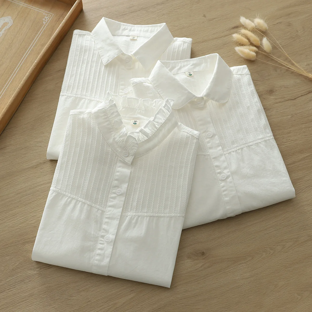 Chemise blanche rayée col dentelle élégante femme
