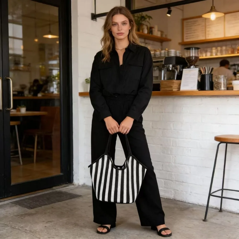 

Новая сумка на одно плечо большой вместимости, вязаная сумка-тоут нишевого дизайна, универсальная тканая сумка в полоску для пригородных поездок.