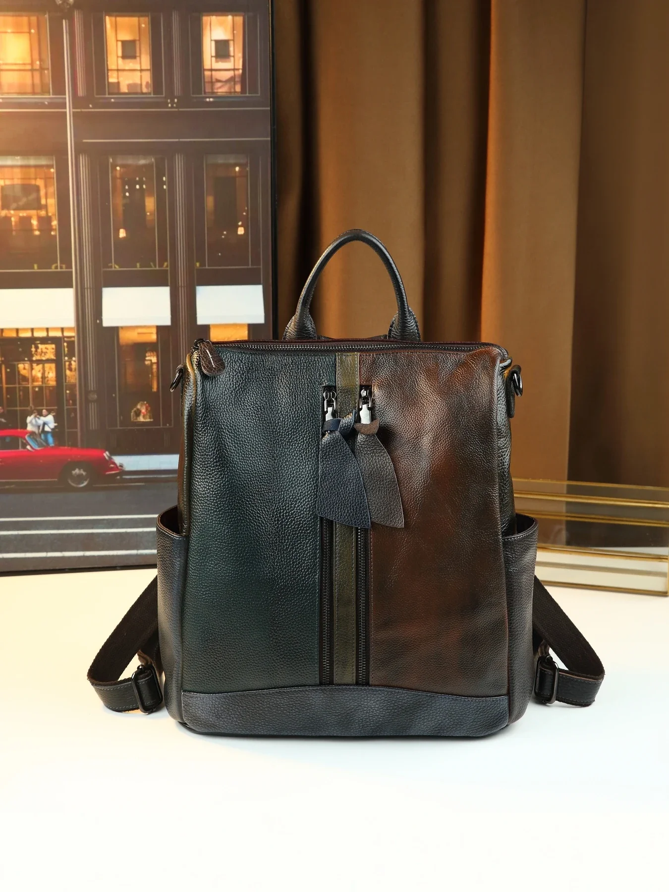 

Новая корейская версия модного универсального повседневного рюкзака из воловьей кожи контрастного цвета большой вместимости.