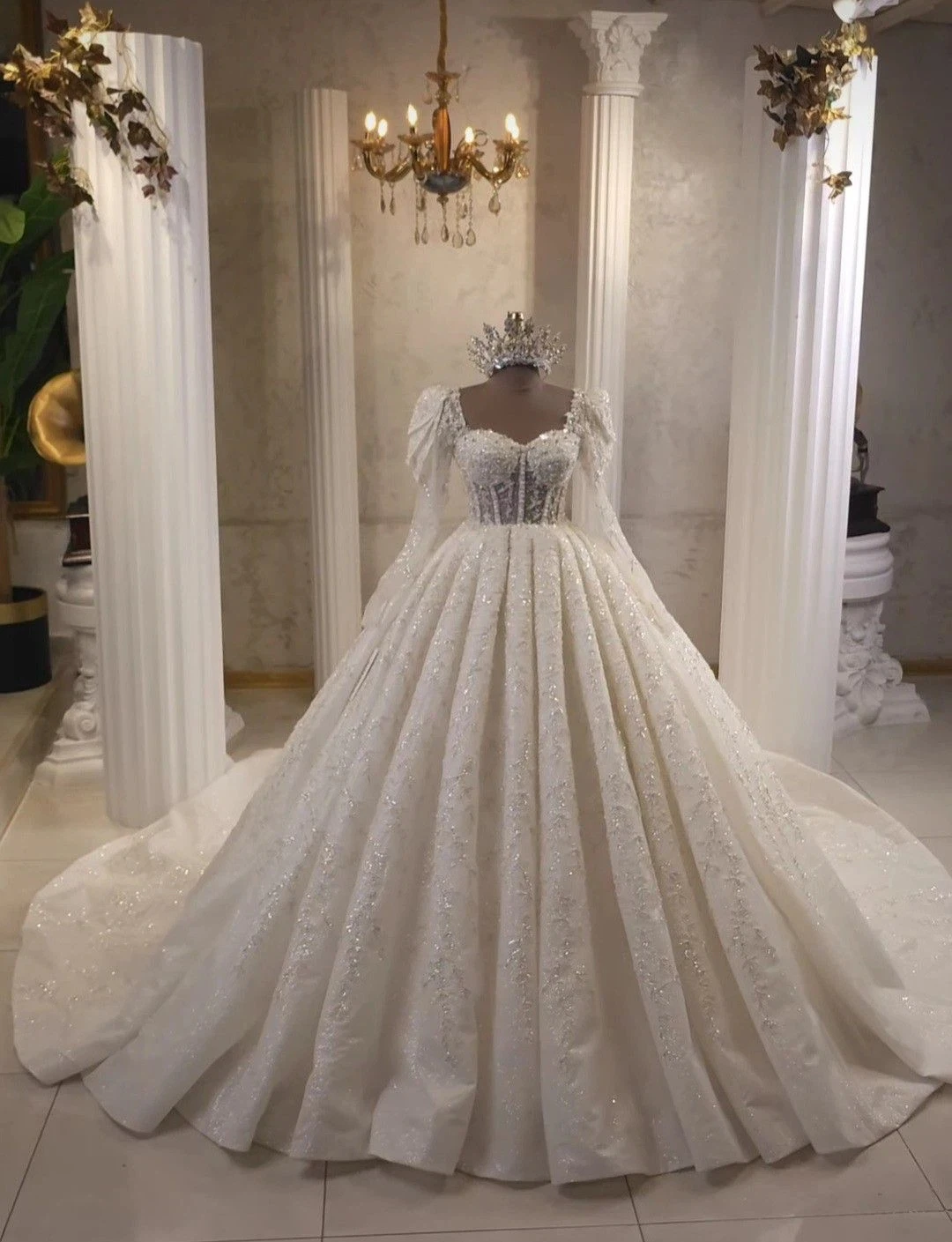Luxurious Sparkling A-Line Lace Crystal Bead Decoration Church Wedding Dress V-Neck Long Sleeve Ball Bridal Dress Customized
