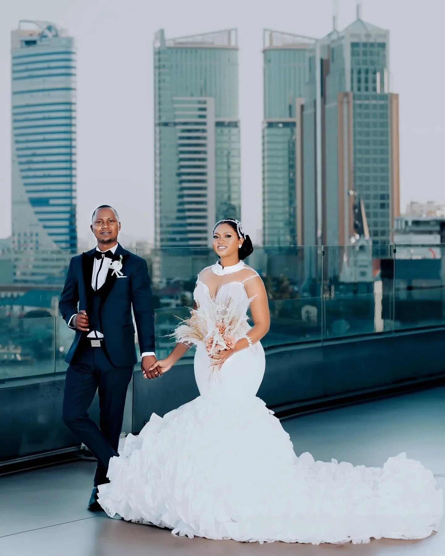 Suknie ślubne plus size na zamówienie dla panny młodej, fason syrenka, wysoki dekolt, długie rękawy, warstwowy tiul, falbany, zdobione koralikami, koronka, idealne do kościoła.