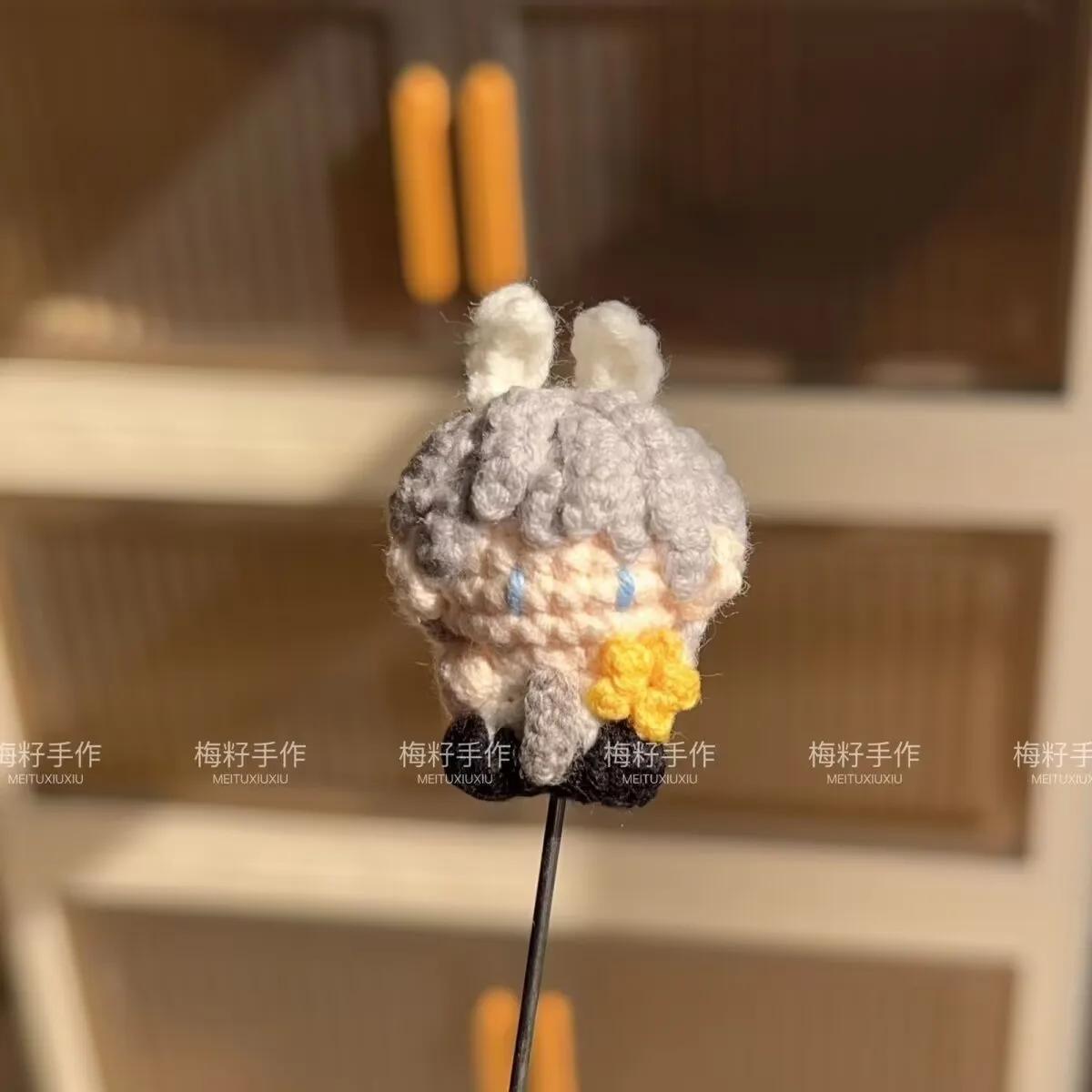 "Amor e Espaço Profundo, mini boneco de goma tricotado à mão'Xavier Shen Xinghui' com acabamento em uma pequena estátua de crochê.