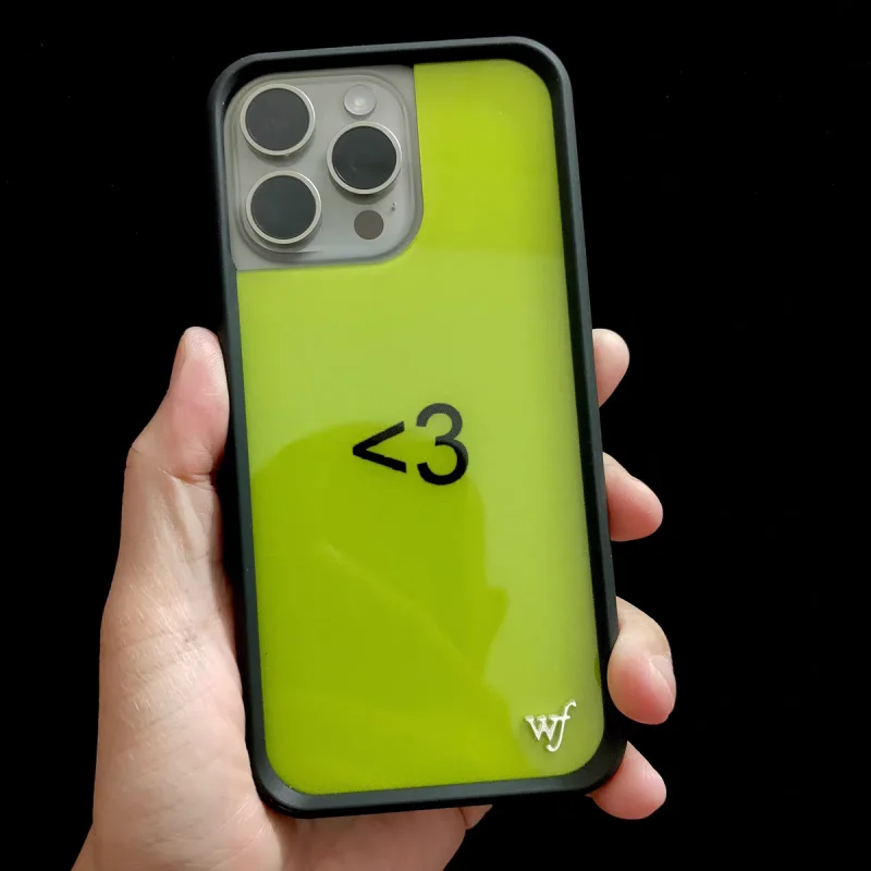حافظة هاتف Wildflower WF XCX أقل من 3 لهاتف iPhone 16 15 14 13 12 17 Pro Max Plus Air 17promax WF غطاء كرتوني بشعار معدني