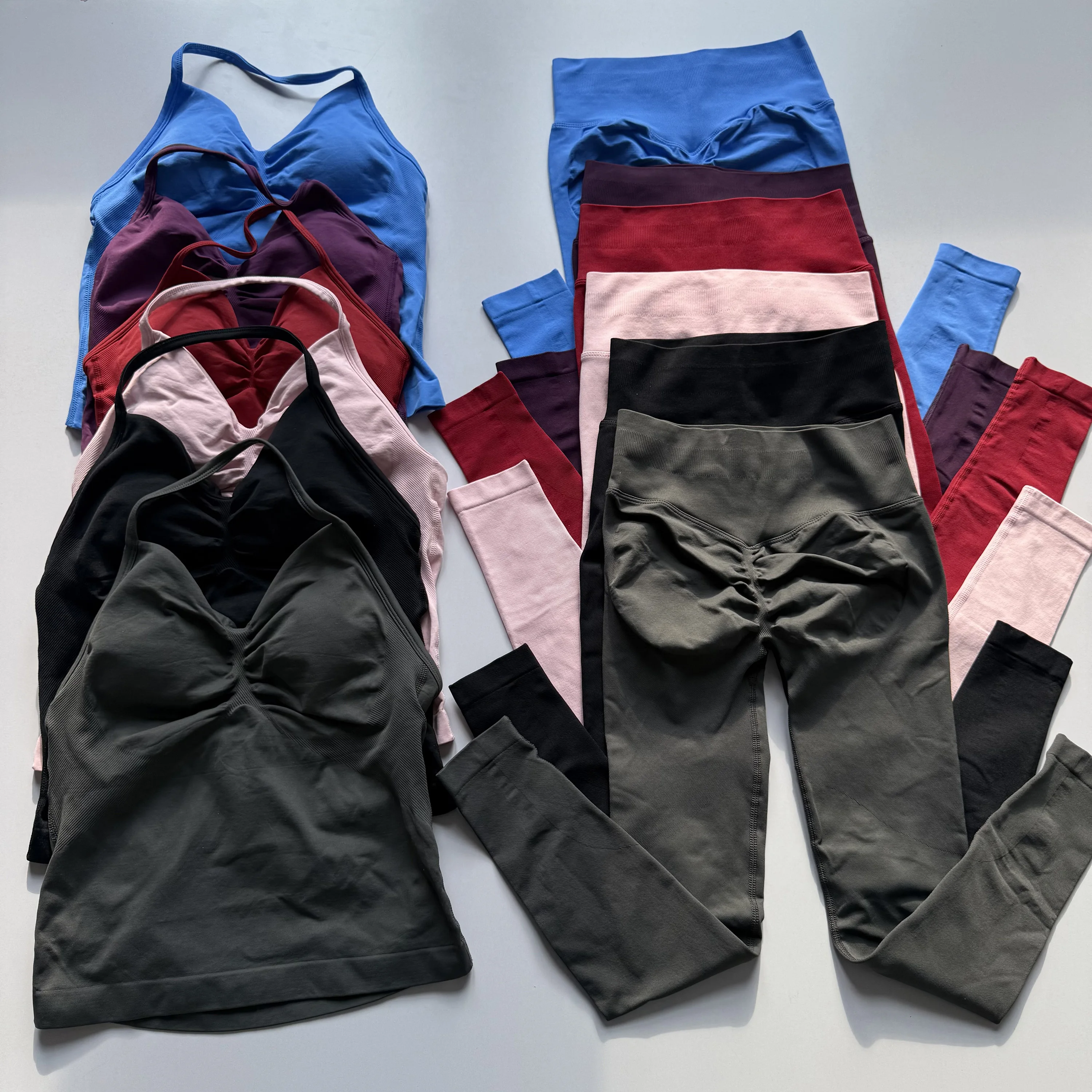 Conjunto de fitness con espalda bonita y cuello halter para mujer: almohadilla de sujetador de una pieza con pantalones de levantamiento de glúteos de cintura alta, ropa de yoga y entrenamiento