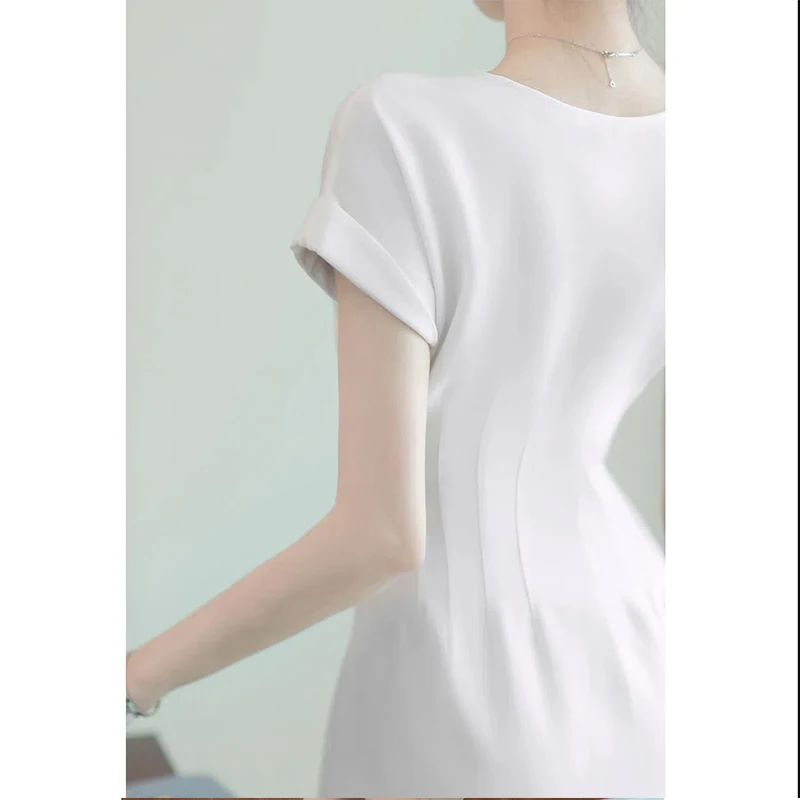 فستان المشاهير الأبيض سليم صالح ونحيف 2024 المرأة الجديدة قصيرة الأكمام الخصر ملفوفة تنورة الموضة غير رسمية فستان متوسط الطول