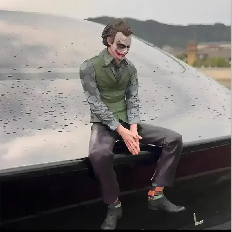 Figuras de postura sentada de Joker Heath Ledger, decoración de techo de 16CM, muñeca de coche, colgante de cola y techo, modelo de estatua, juguetes coleccionables