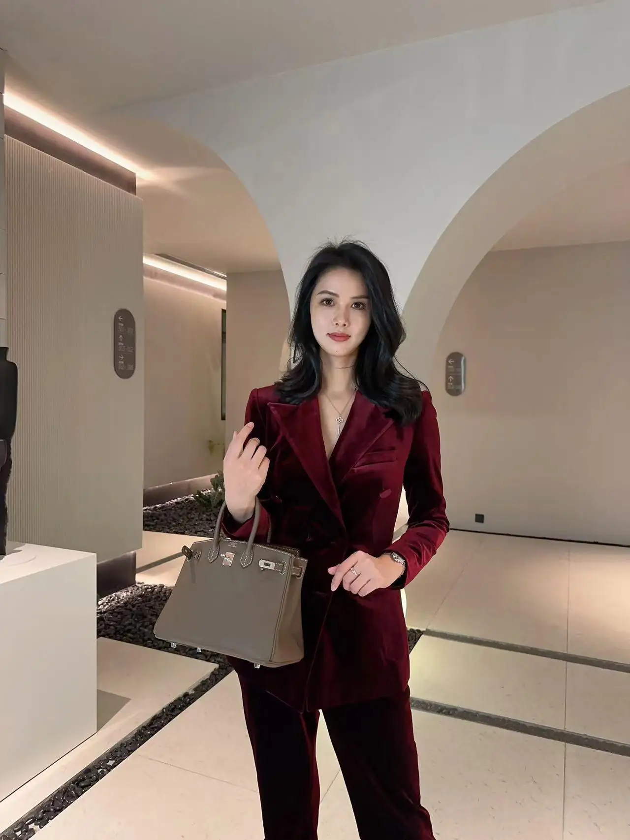 

Костюмный комплект из бархата цвета вермиллион, двубортный, приталенный, для деловых встреч и конференций, женская деловая одежда Veronica Beard