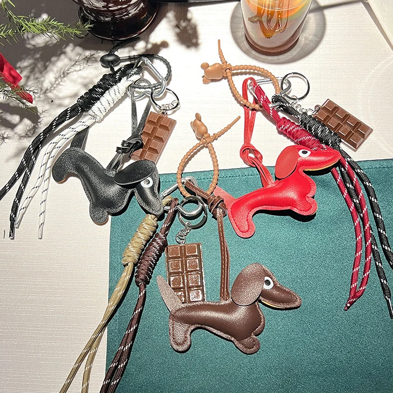 Lindo llavero de perro salchicha para mujer, llavero de perro vintage con cuerda de cuero trenzada, colgante único para bolsa de regalo para amantes de las mascotas