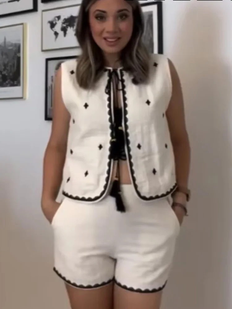 

HH Women Summer Embroidery 2-Piece Set Lace-up Decoration Sleeveless O-Neck Vest+Chic Casual Side Zipper Pockets Shorts