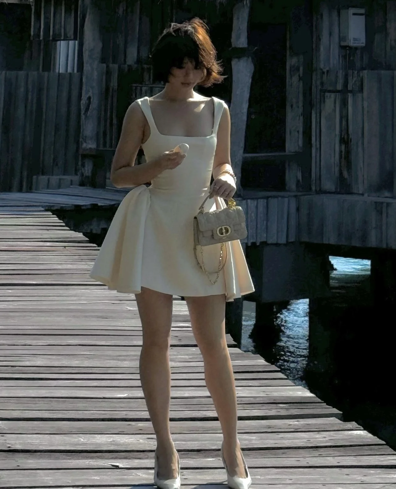 Estilo francés Beige verano Sexy Chic Mini vestido mujeres cuello redondo volantes sin mangas Vocation playa fiesta señoras vestido Vestidos nuevo