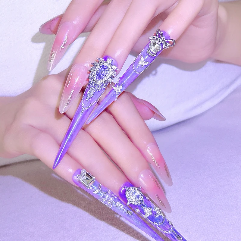 เล็บปลอมแบบกดติดลายพระราชวัง 14 ชิ้น (4 ชิ้นยาว + 10 ชิ้นสั้น) สีม่วง ประดับด้วยพลอยและคริสตัลหรูหรา รูปทรงสติลเล็ตโต้ยาว ดีไซน์สวยหรู