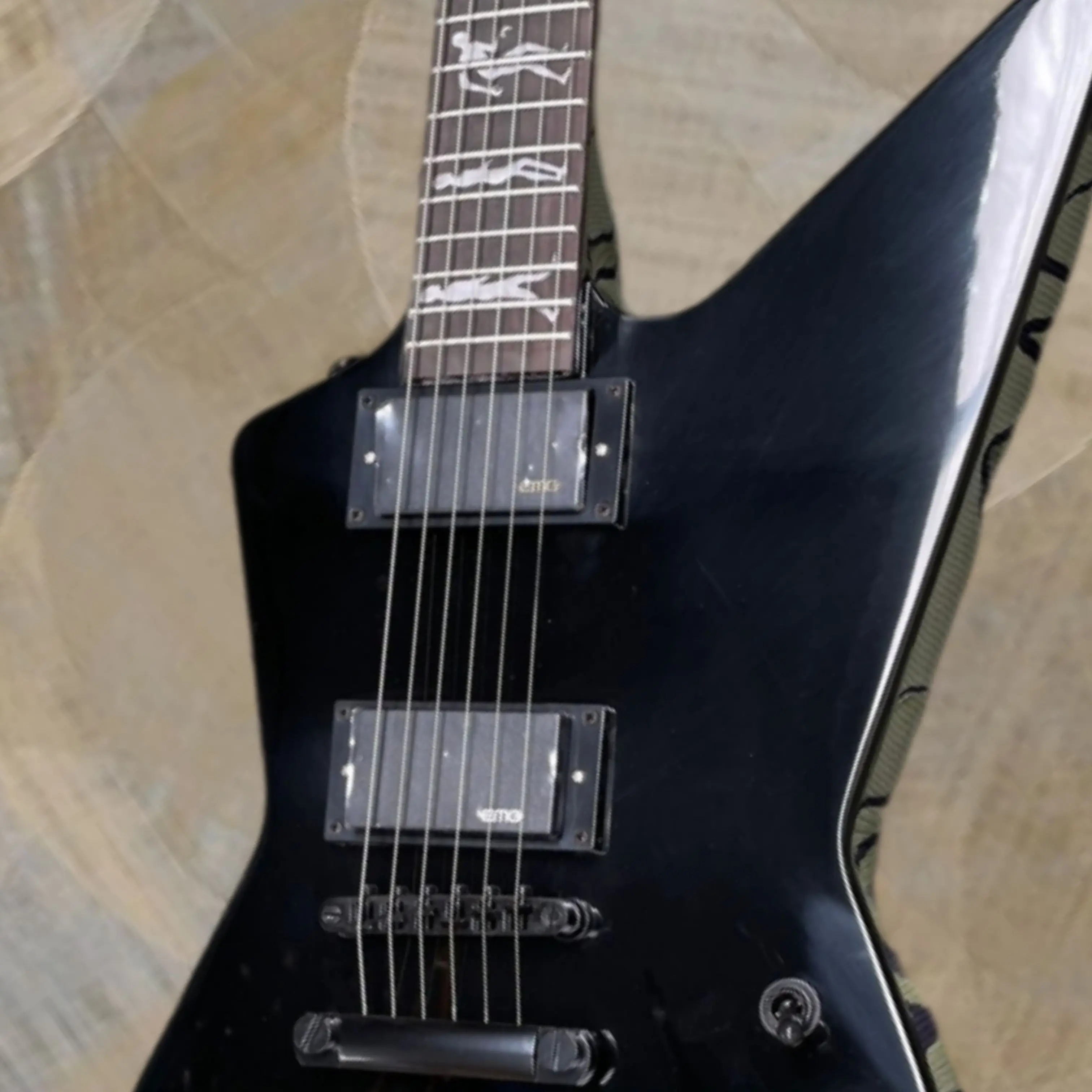 Bright Black Electric Guitar Sharp Angular Body Guitars，Art Figure Inlaid Fingerboard & Black Hardware Stage Playing Guitarra