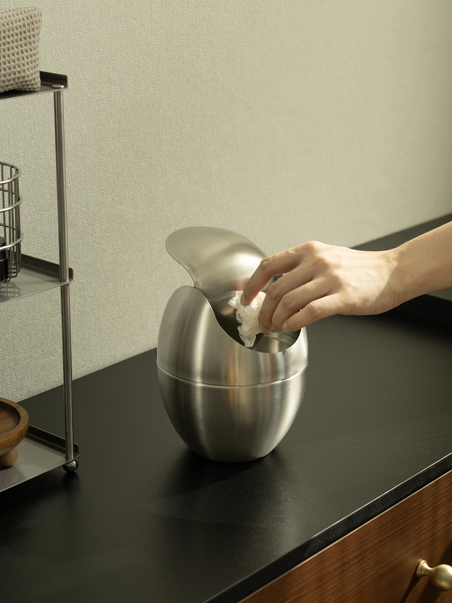 

Stainl Steel Eggell ape Tra Can Home Use Cosmetic Desk Storage Buet round Body Swinging Cover pe y Pear