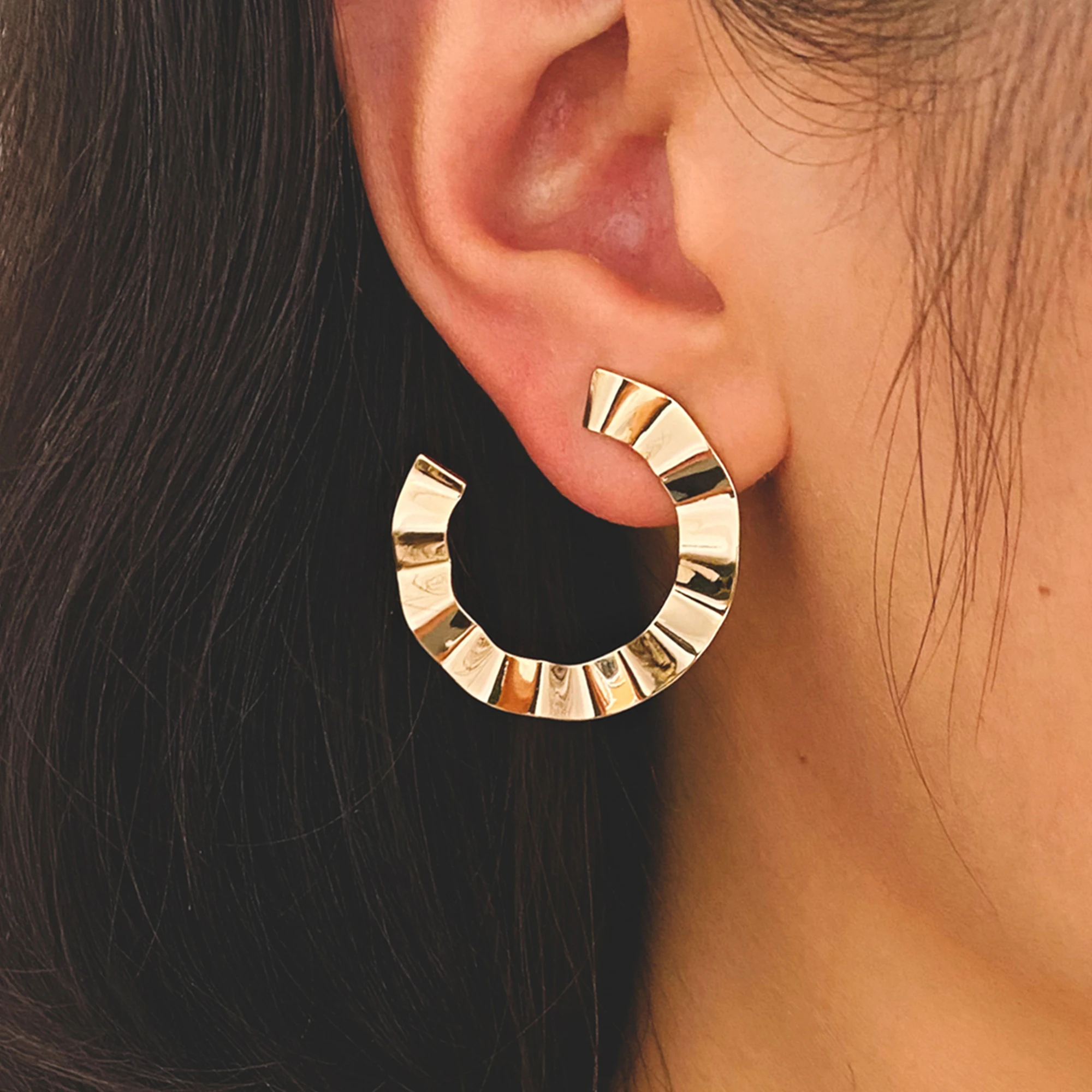 

4pcs Gold Wave Circle Earrings, C Shape Earring Stud, Minimalist Earring (GB-2914)