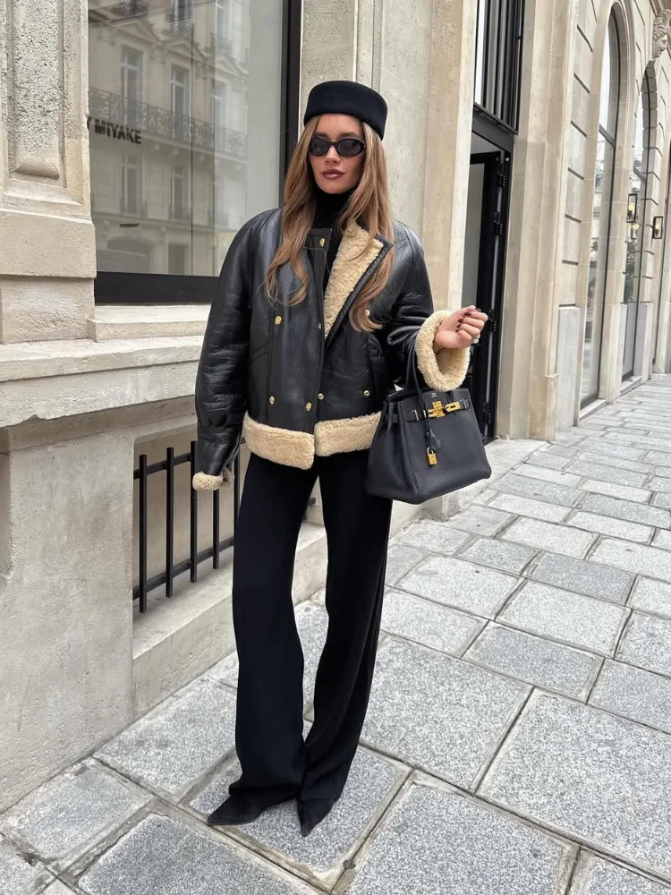 سترة جلدية أنيقة بياقة من الفرو الصناعي للنساء مع طية صدر السترة وأكمام طويلة مزدوجة الصدر سترة قصيرة للسيدات معطف شتوي للتنقل في الشارع