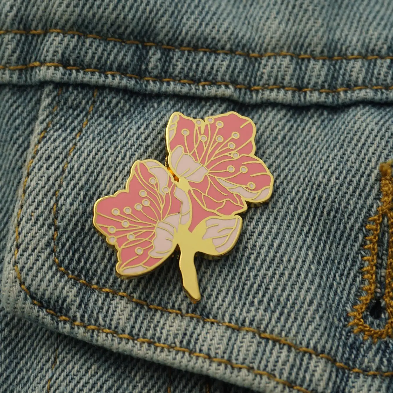 1pcs Beautiful Sakura Cherry Blossom Lapel Hard Enamel Metal Badges Lapel Pin for Men and Women Jackets Jeans