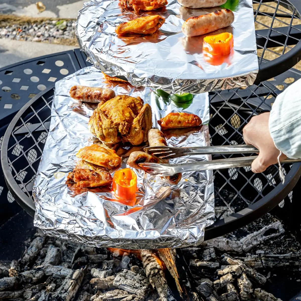 Foyer de 42 pulgadas con tapa de 2 parrillas y póker, fogero resistente, barbacoa, fogero al aire libre y mesa redonda de metal 3 en 1 para patio