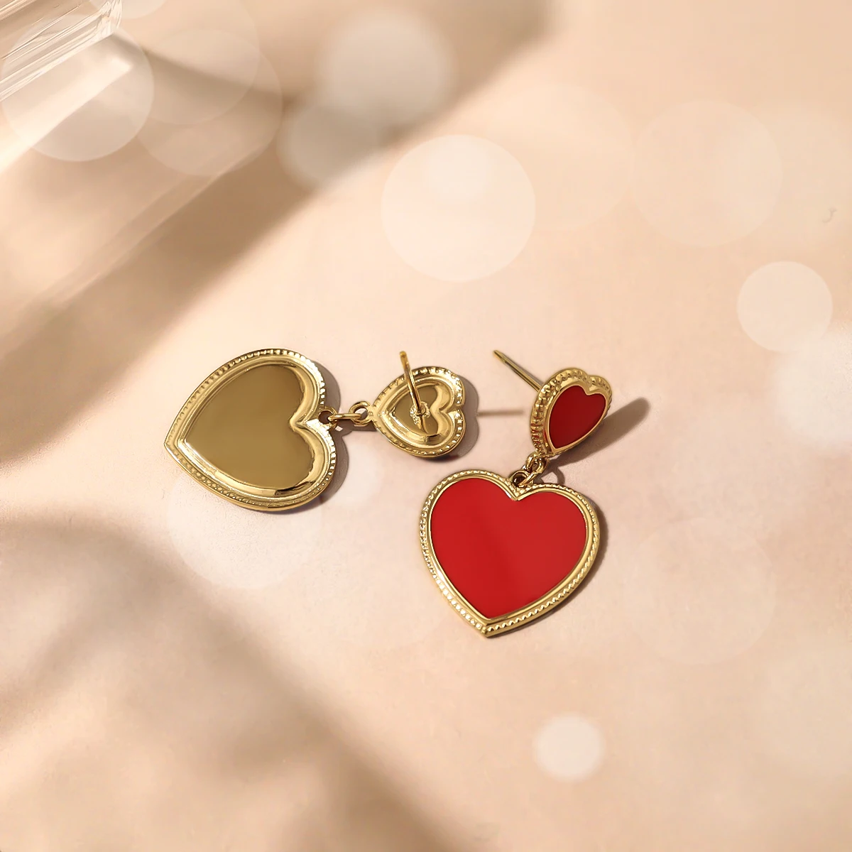 WILD & FREE Kolczyki w kształcie serca ze stali nierdzewnej z czerwoną emalią dla kobiet Modna, słodka, urocza, wysokiej jakości biżuteria wodoodporna