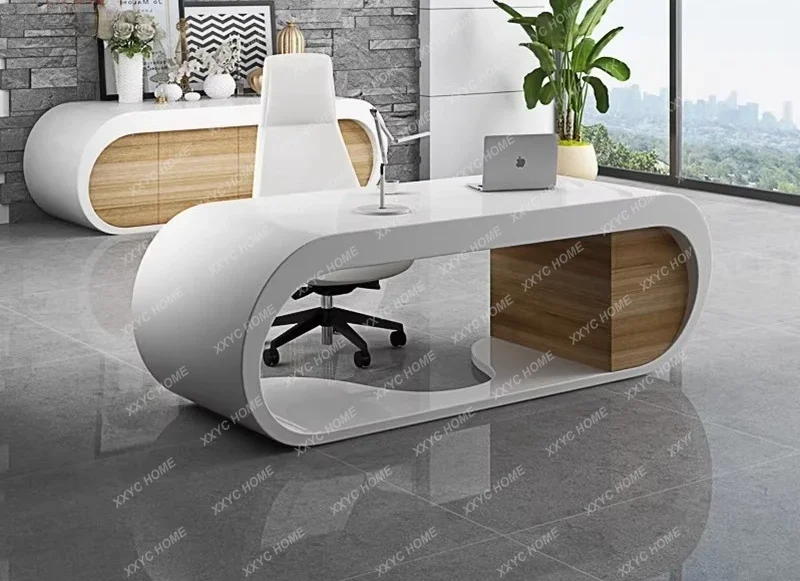 

Минималистичный стол для письма и работы за компьютером в современном стиле