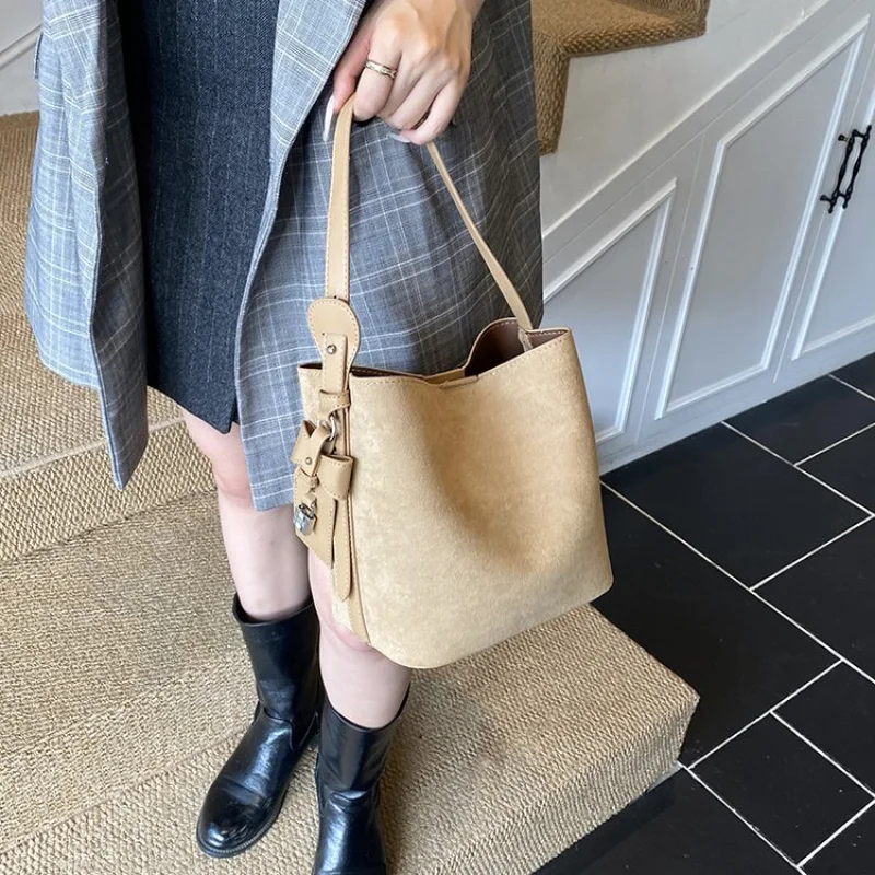 

Stylish Ladies Messenger Bag Made Of Aster-Patterned Leather Boasting High-End Belgium Vintage Spacious Soft Look