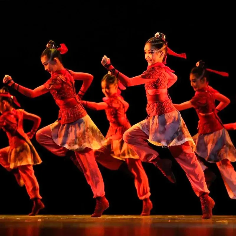 

Реплики древних детских костюмов Мулан, костюмов солдат, классических танцевальных костюмов для девочек.