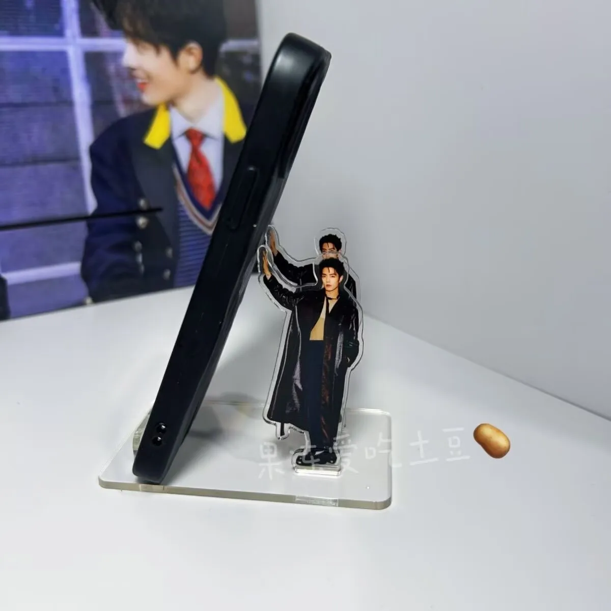 

Xiao Zhan's new standing humanoid mobile phone stand, creative gift, alien lazy artifact, desktop drama chasing ornament