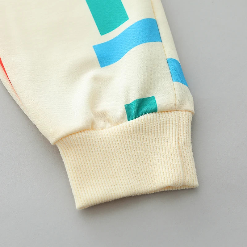 2-teiliges Baby-Outfit-Set – bequemes Baumwoll-Set für Frühling und Herbst, bestehend aus langärmeligem Oberteil und langer Hose, mit einem farbenfrohen Streifenmuster. – Detail 6