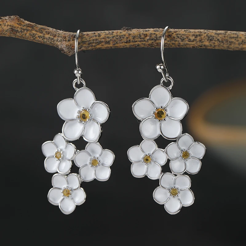 Minimalistische handgeschnitzte Blumen-Ohrringe für Damen, silberfarbenes Metall, für den täglichen Gebrauch, Party-Schmuck, Jubiläumsgeschenk