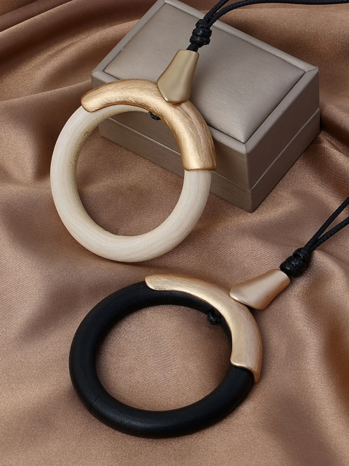 

Новый трансграничный длинный ожерельный свитер с цепочкой, женский кулон, винтажный осенне-зимний модный ювелирный аксессуар, встроенный сплав...