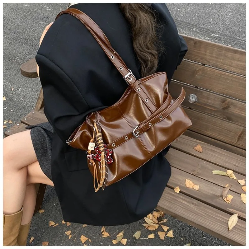 

Стильная функциональная дизайнерская сумка для подгузников для женщин, роскошная вместительная сумка-тоут, элегантная кожаная сумка через плечо с текстурной отделкой.