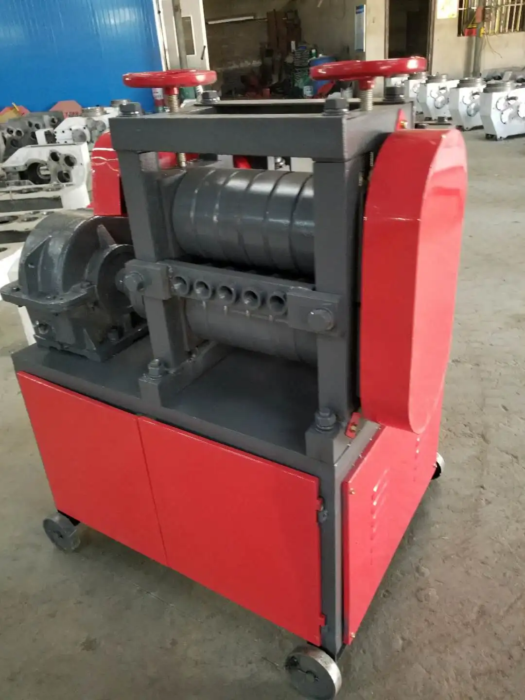 رائجة البيع آلة استقامة القضبان الفولاذية لإعادة تدوير حديد التسليح لفرد حديد التسليح القديم مع تصميم محرك مزدوج عالي الكفاءة