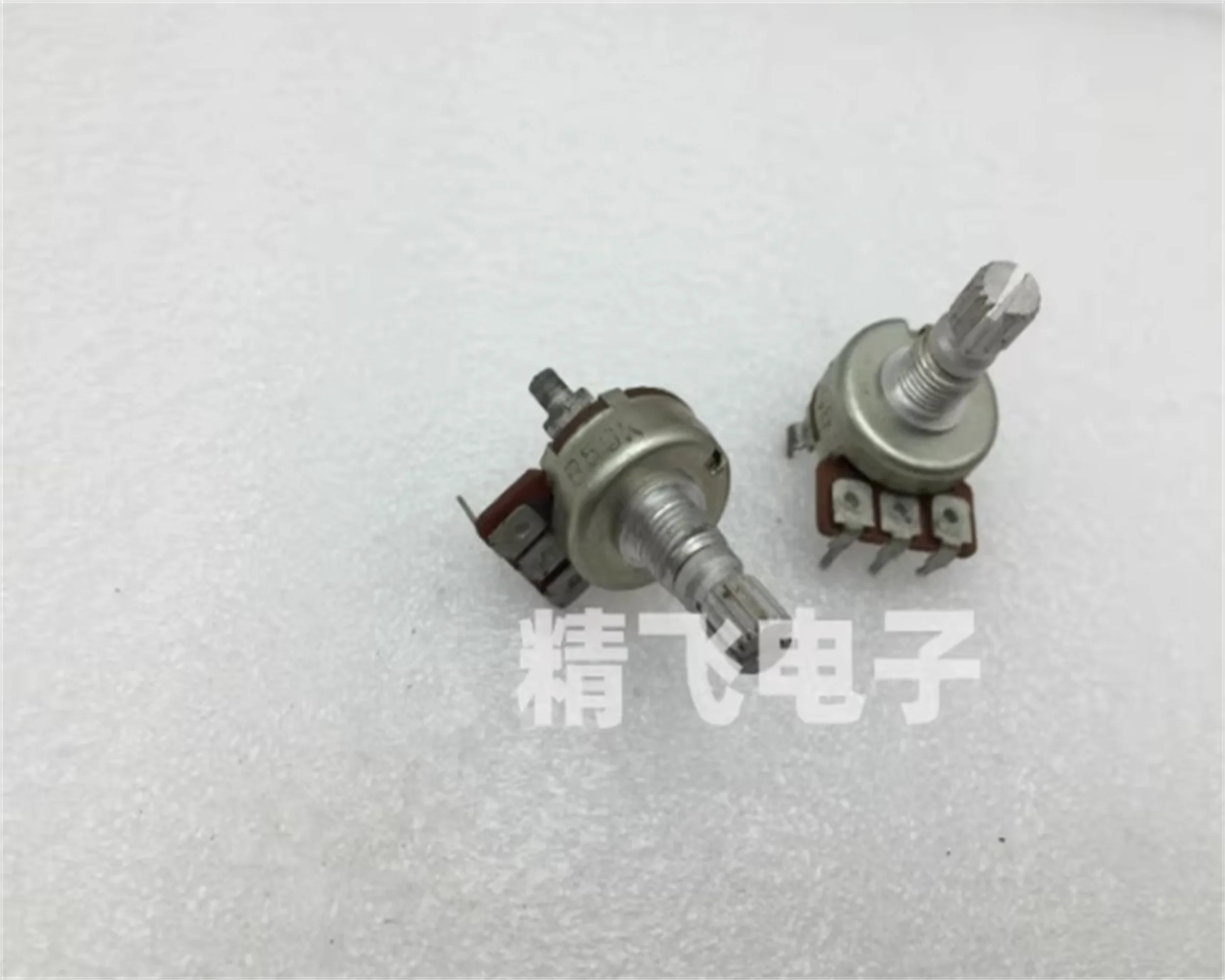 1 piece of Korean RK16 single potentiometer B50K, shaft length 15MM serrated