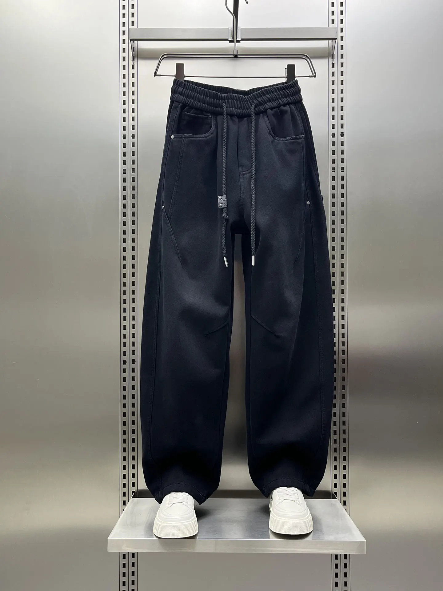 

Мужские джинсы свободного кроя в американском стиле с флисовой подкладкой, прямые брюки, повседневные широкие брюки с завязками, зима 2025, повседневные брюки