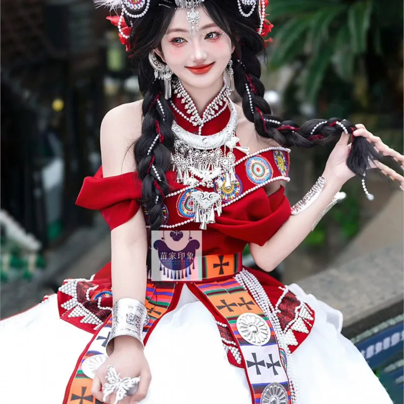 Neue exotische Kleidungsfotografie, nationale rote Mädchenset-Reise