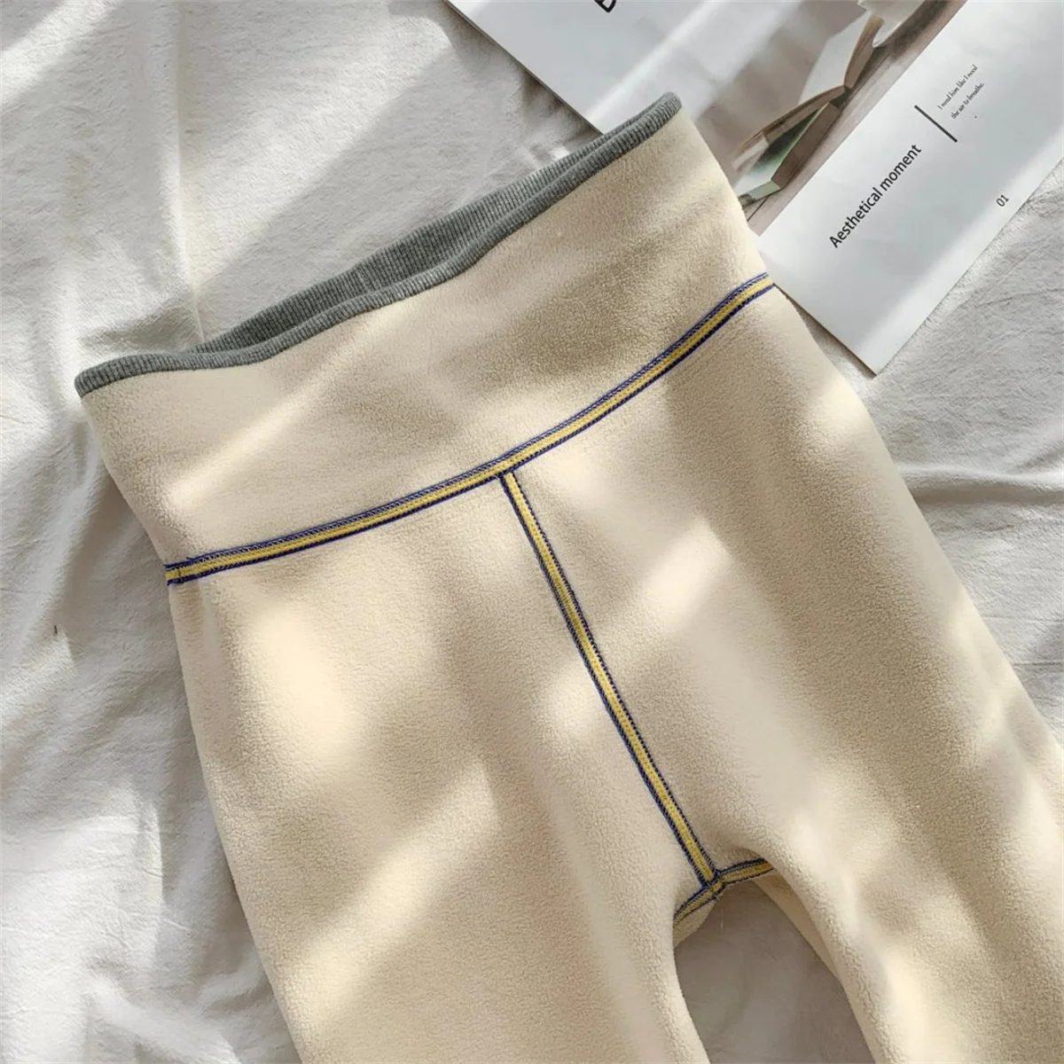 เลกกิ้งกำมะหยี่สำหรับผู้หญิง ฤดูใบไม้ร่วง ฤดูหนาว แฟชั่นทรงเข้ารูป เอวสูง สีพื้น ชุดลำลองสำหรับผู้หญิง เลกกิ้งหนานุ่ม อุ่นสบาย สไตล์ลำลองเก๋ไก๋ เหมาะสำหรับใส่เล่นโยคะ