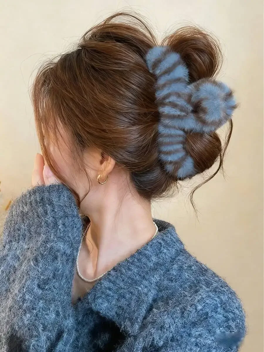 

Fuzzy Striped Hair Claw Clip For Women Autumn Winter Hair Accessory